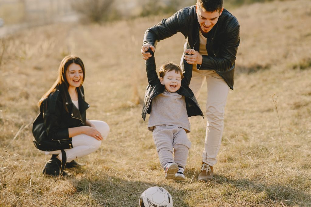 Conoce las 7 características de una familia homoparental 👩‍👩‍👦 Baby Radio
